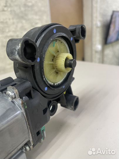 Моторчик переднего левого стеклоподъемника Поло 5