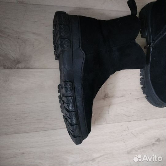 Продам ботинки женские