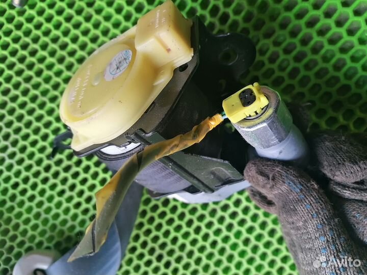 Ремень безопасности левый на Mazda 3 BL 2009-2013