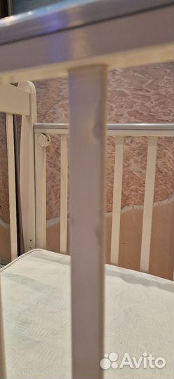 Детская кроватка с маятником и ящиком