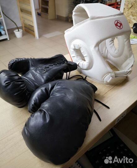 Боксерский шлем и перчатки