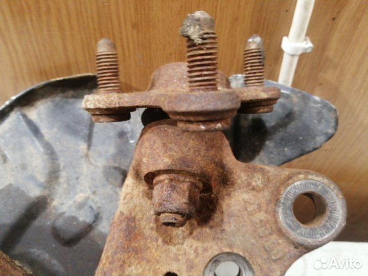 Поворотный кулак передний правый Skoda Octavia А7