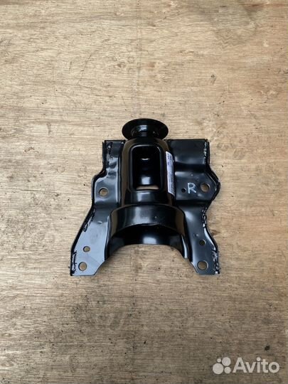 Чашка заднего амортизатора правая Hyundai Sonata 5
