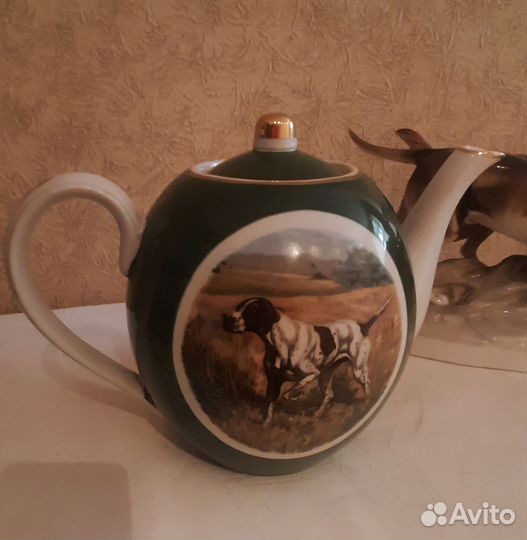 Большой доливной чайник с медальонами 1962 год