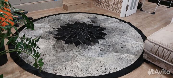 Ковры-пэчворки из шкуры коровы и пони