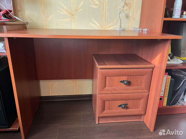 Письменный стол+тумбочка в идеальном состоянии