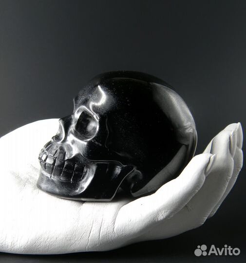 Большой череп из обсидиана