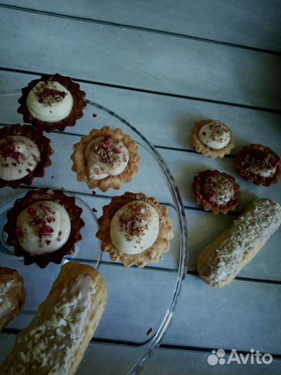 Эклеры, пирожные