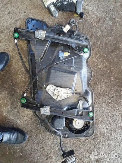 Механизм водительского стеклоподьемника Пассат Б6