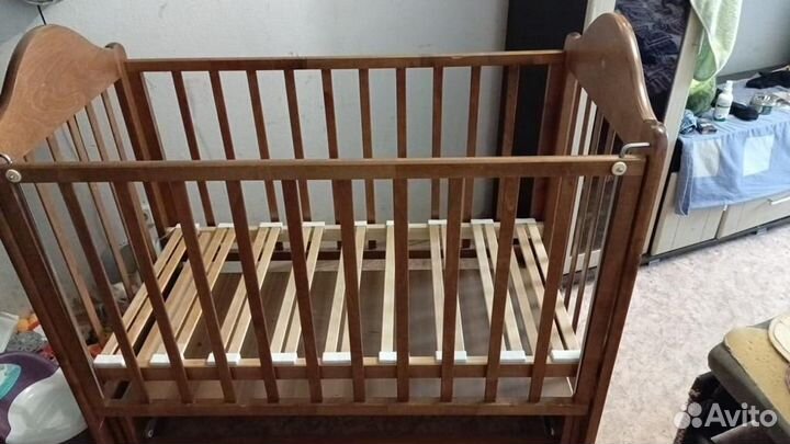 Детская кроватка с маятником