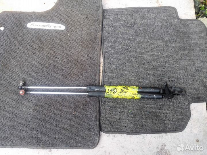 Амортизаторы задней двери Subaru Forester SG