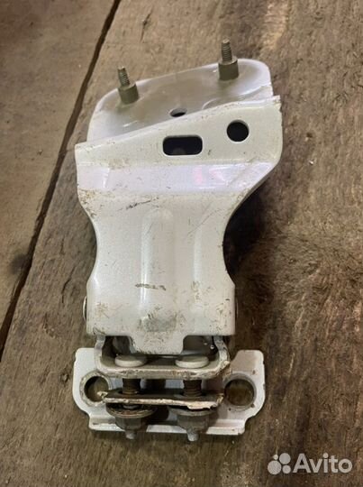 Петли крышки багажника Toyota Highlander 3