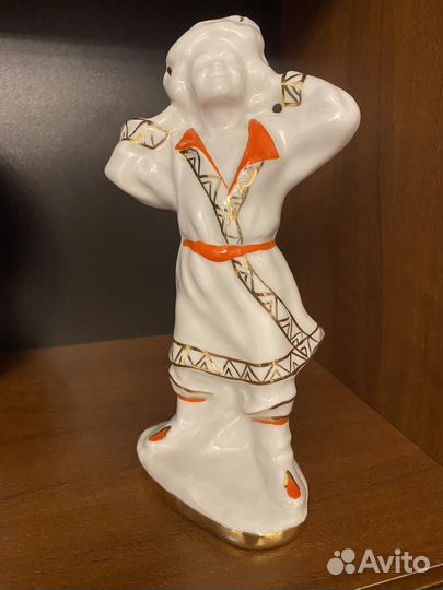 Фарфоровая статуэтка Юный башкир