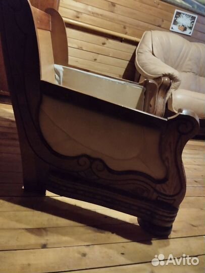 Кожаные диван и кресло на дубе