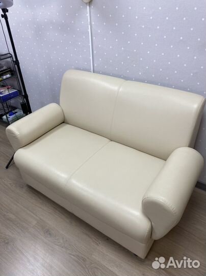 Кожаный диван