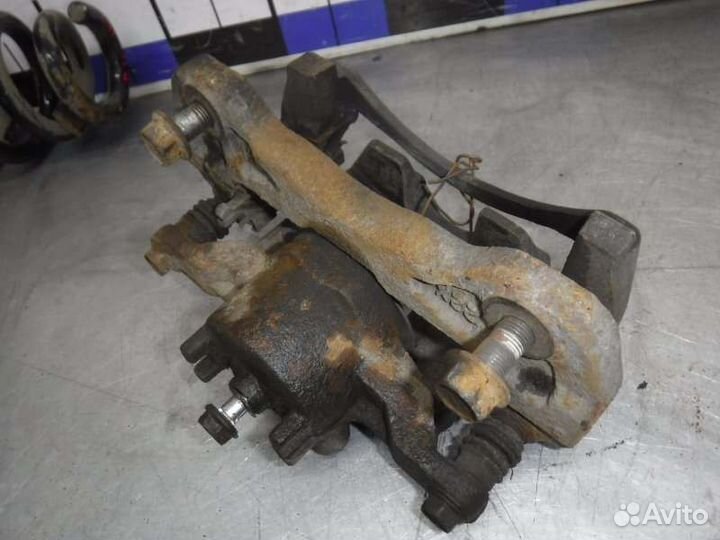 Суппорт передний левый Mitsubishi Pajero Sport 2