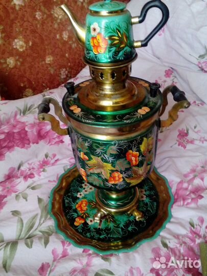 Самовар на дровах на подносе с заварным чайником