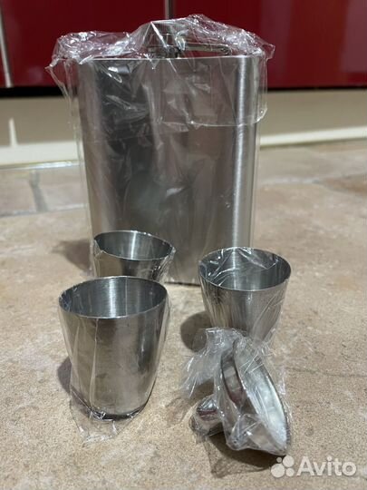 Фляжка с рюмками и воронкой дорожная