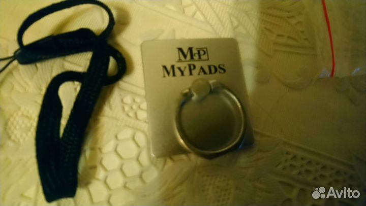 Брелок и шнурок в комплект