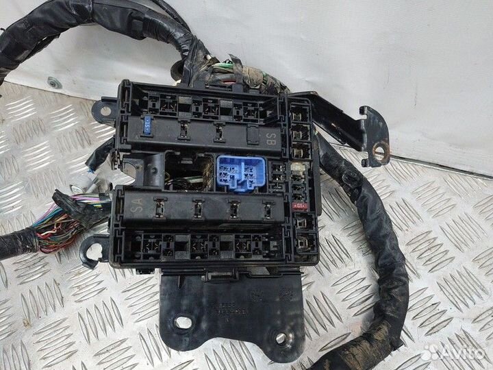 Блок предохранителей подкапотный Suzuki Grand Vita