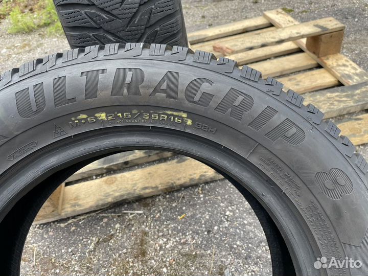 Goodyear UltraGrip 8 215/65 R16