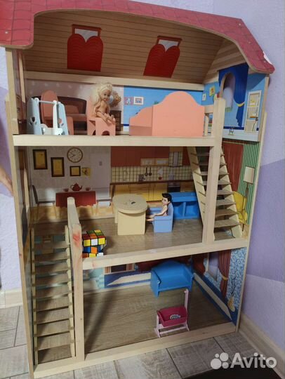 Большой кукольный домик с мебелью