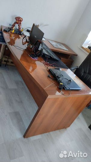 Угловой письменный стол с тумбой