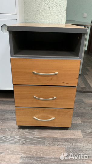 Столы и тумба с ящиками