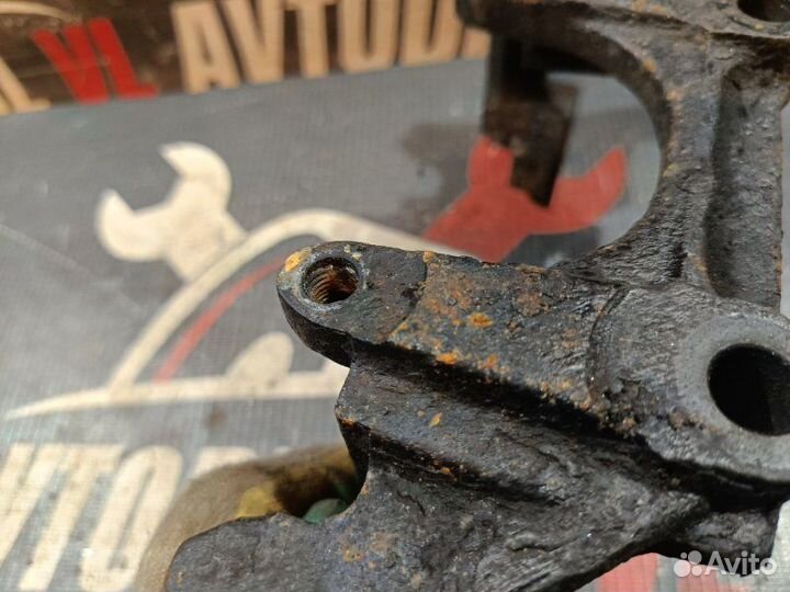 Скоба суппорта передняя правая Volkswagen Passat