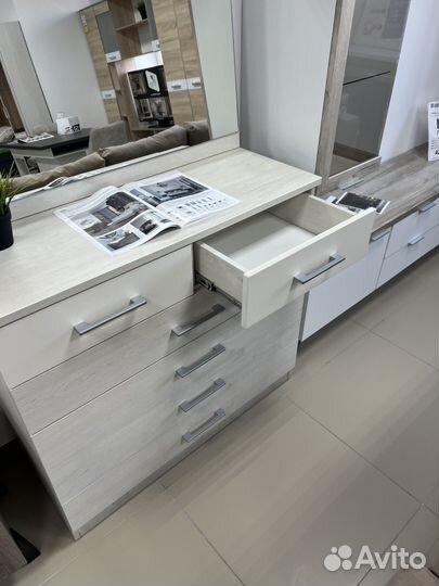 Комод с зеркалом