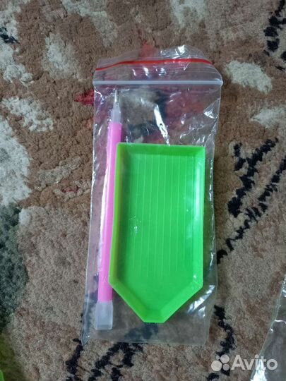 Карандаш-стилус и тарелочка для бисера