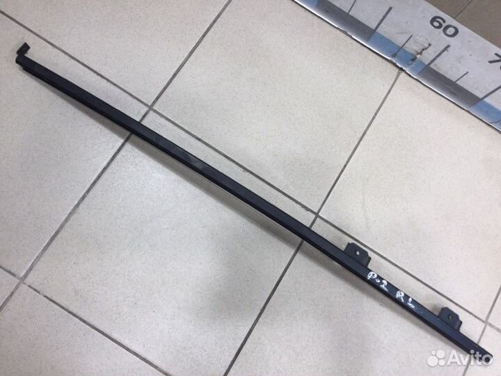 Направляющая стекла двери задняя левая Mitsubishi