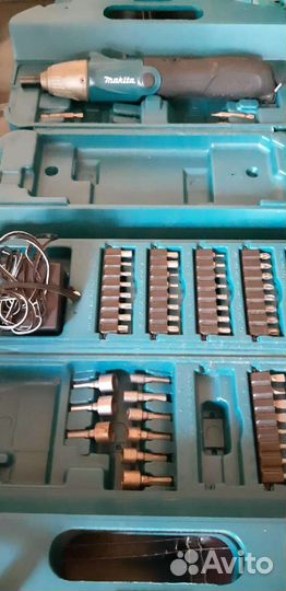 Аккумуляторная отвёртка Makita с набором 6723D