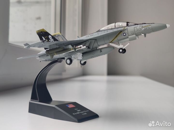 Военный самолет McDonnell Douglas F/A-18 Hornet