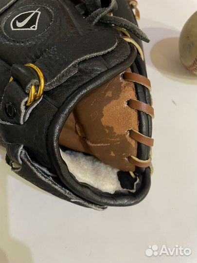 Бейсбольная перчатка с мячом