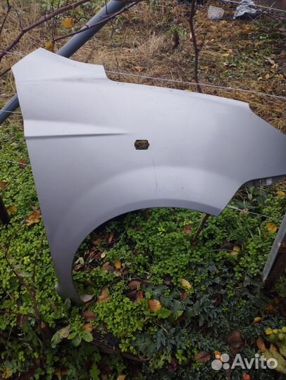 Крыло переднее правое