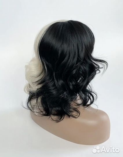 Цветной парик круэлла с чёлкой