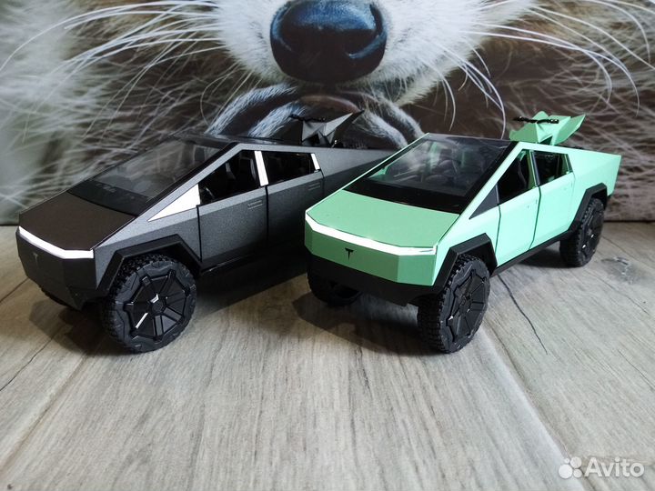 Tesla Cybertrack с квадриком 1:24