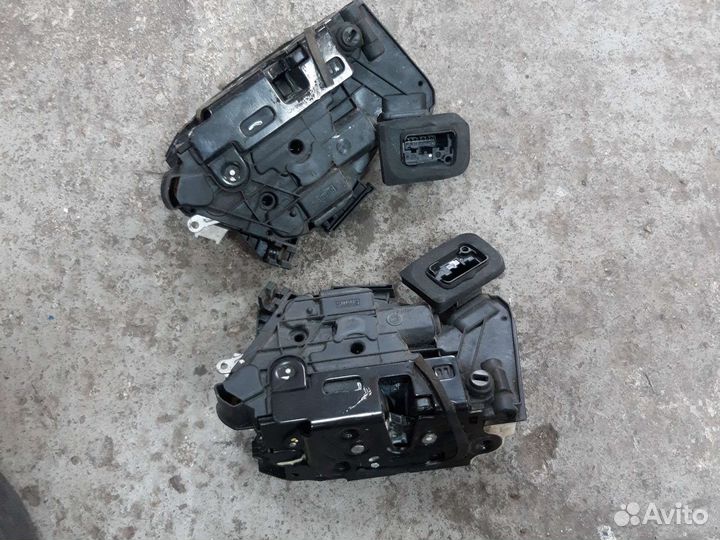 Замок двери задний Volkswagen polo седан