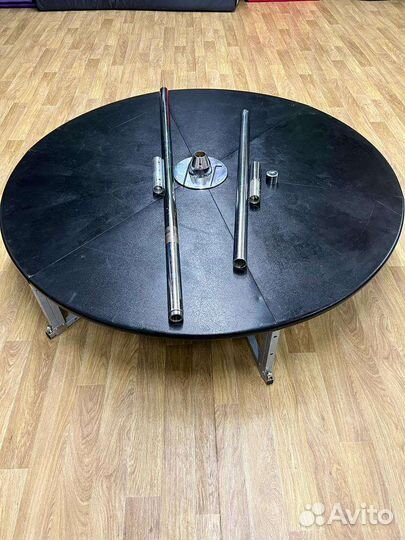 Пилон с подиумом