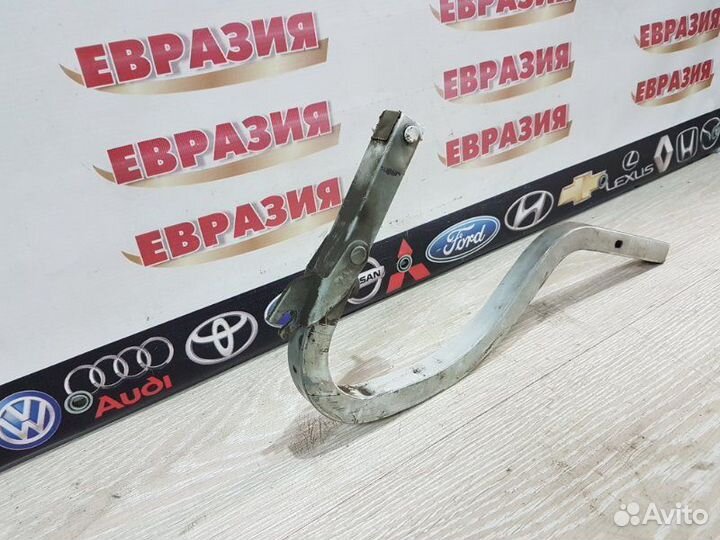 Петля крышки багажника задняя правая Toyota Vista
