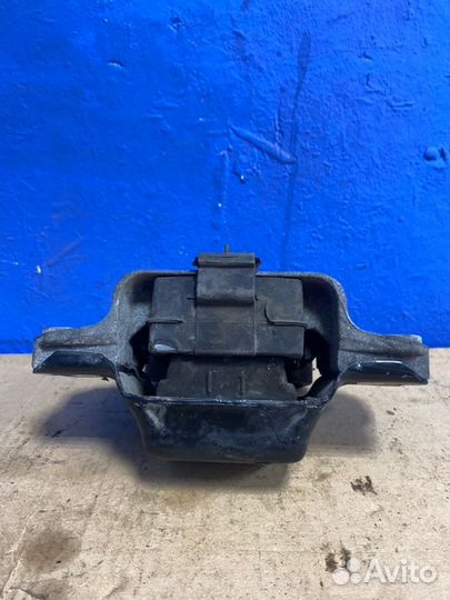 Подушка двигателя левая Volkswagen Jetta5 седан