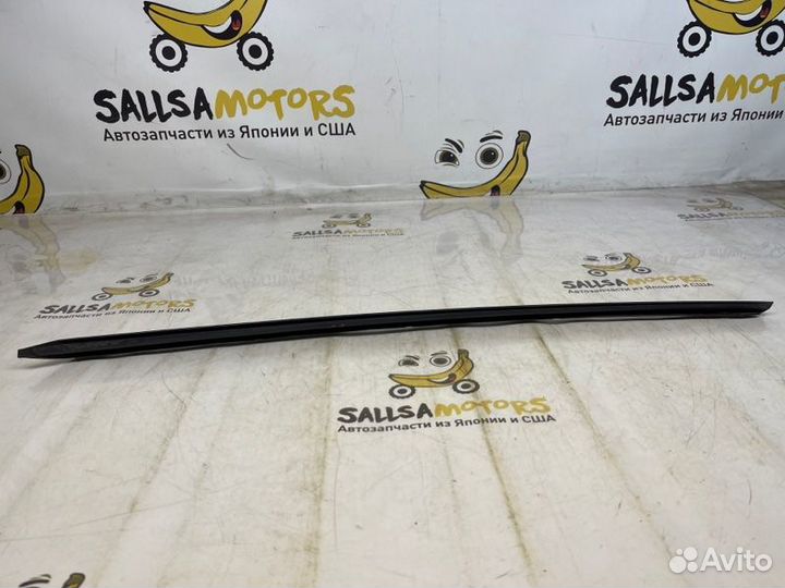 Молдинг лобового стекла передний правый Audi A4 B9