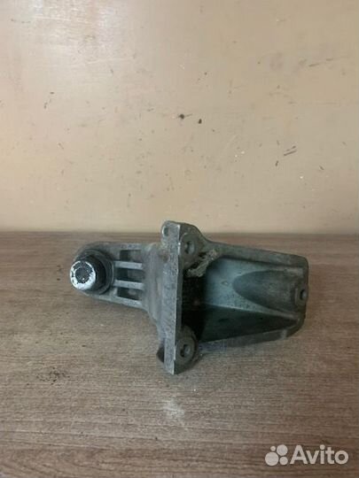 Кронштейн двигателя левый Audi 100 C3