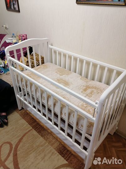 Кроватка с маятником