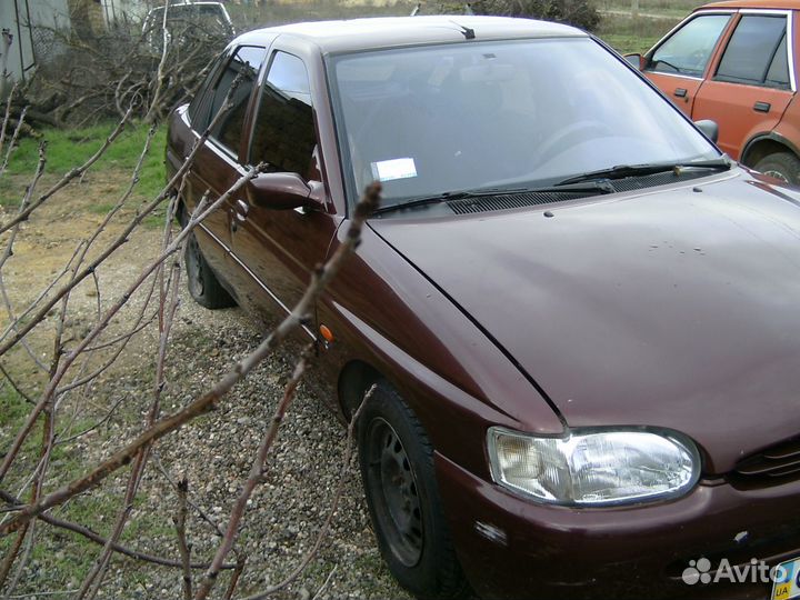 Ford Escort 1.3 МТ, 1996, битый, 130 000 км