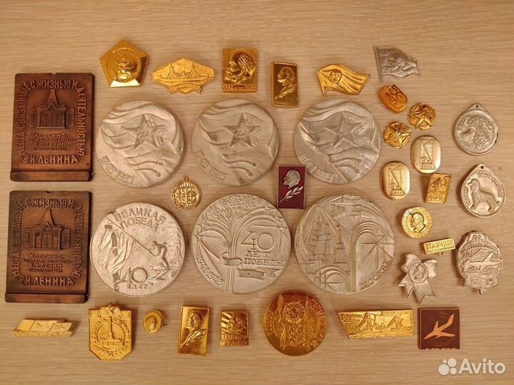 Настольные медали, значки