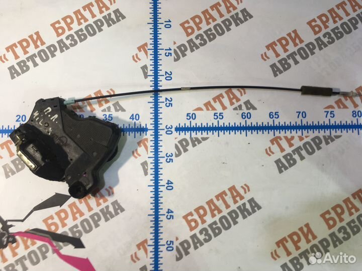 Тойота Хайлюкс Замок передней двери Лев