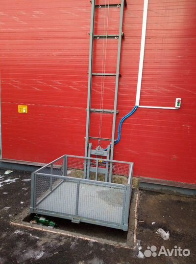 Монтаж грузового консольного подъёмника