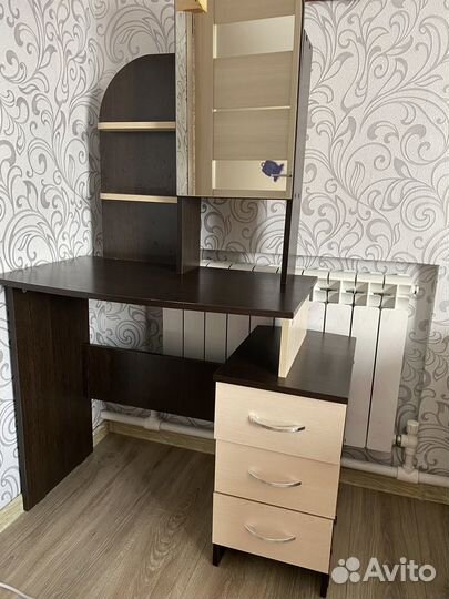 Туалетный стол с зеркалом